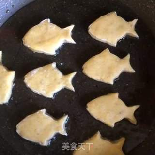 小鱼儿红薯蛋黄饼的做法步骤：7