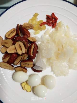 鹌鹑蛋炖红枣银耳雪莲子的做法步骤:2