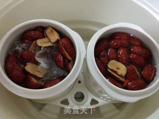 鹌鹑蛋炖红枣银耳雪莲子的做法步骤:3