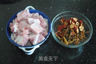 黄花菜排骨汤的做法步骤：1