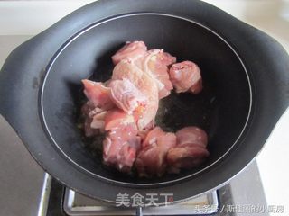 川辣苦瓜炖鸡块的做法步骤:2