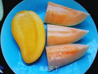 哈蜜瓜芒果汁的做法步骤:2
