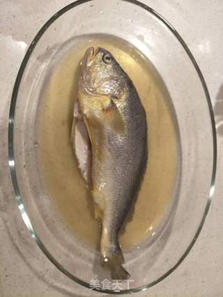 葱香大黄鱼的做法步骤:2