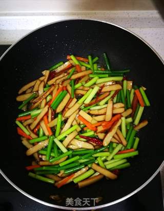 蒜苔炒五香豆干的做法步骤:7