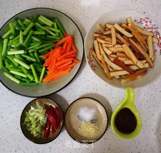 蒜苔炒五香豆干的做法步骤:2