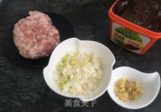 最简单炸酱面的做法步骤：1