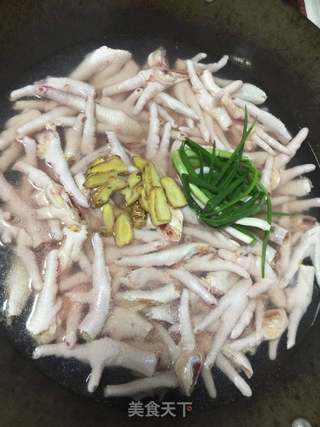 柠檬百香果鸡爪的做法步骤:2