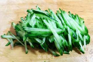 泡椒鱼皮拌青瓜的做法步骤:2