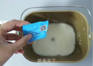 夏日排毒必备饮品—火龙果奶昔的做法步骤:2