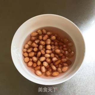 猪尾巴烧花生米的做法步骤:2