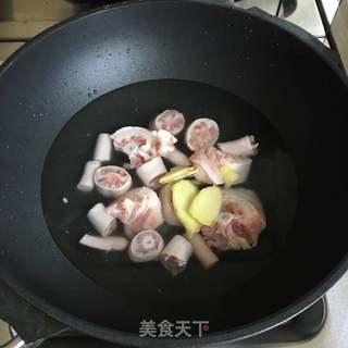 猪尾巴烧花生米的做法步骤:4