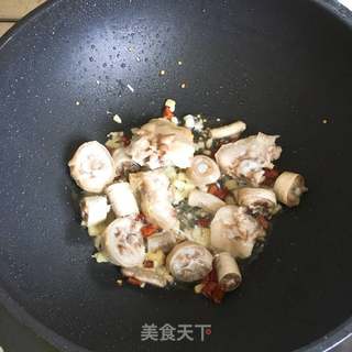 猪尾巴烧花生米的做法步骤:7