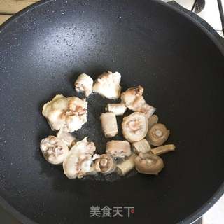 猪尾巴烧花生米的做法步骤:6
