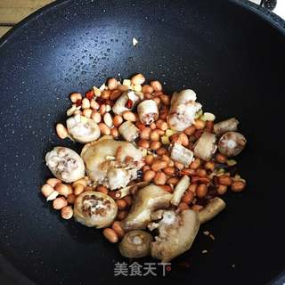 猪尾巴烧花生米的做法步骤:8