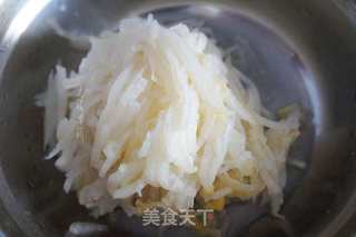 双味东北酸菜粉的做法步骤:2
