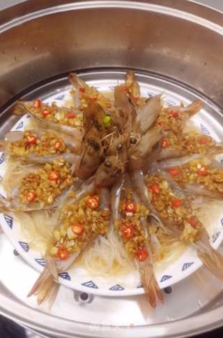蒜蓉粉丝蒸大虾的做法步骤:11
