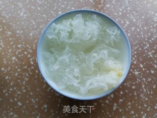 银耳莲子枇杷羹的做法步骤:2