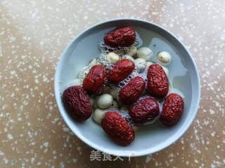 银耳莲子枇杷羹的做法步骤:3
