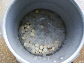 银耳莲子枇杷羹的做法步骤:4