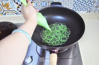 斑斓蕾丝饼的做法步骤:7