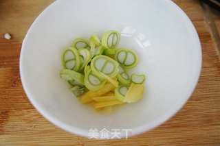 酸菜炒肉丝的做法步骤:2