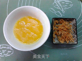 海参虾皮蛋炒红米饭的做法步骤:2