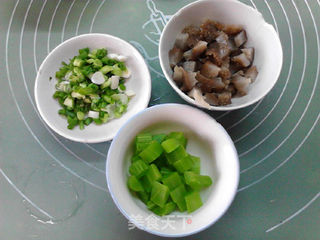 海参虾皮蛋炒红米饭的做法步骤:3