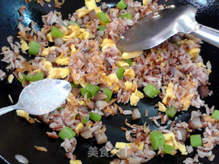 海参虾皮蛋炒红米饭的做法步骤:11