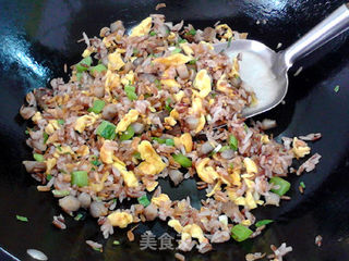 海参虾皮蛋炒红米饭的做法步骤:13