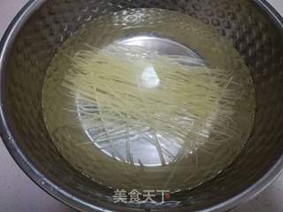 玉米面酸菜团的做法步骤：1