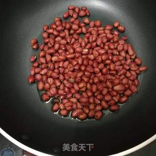 盐炒花生米的做法步骤:2