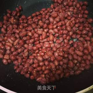 盐炒花生米的做法步骤:3