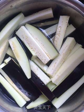 干煸豆角茄子的做法步骤:2