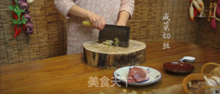 潮音潮人：潮汕咸菜炒猪心的做法步骤：1