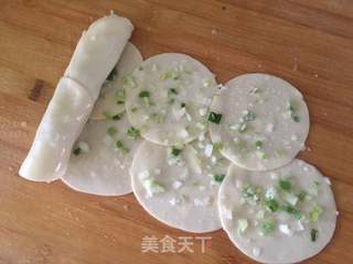 懒人(饺子皮)版葱油饼的做法步骤:2