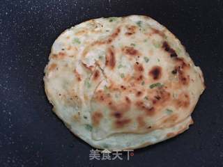 懒人(饺子皮)版葱油饼的做法步骤:6