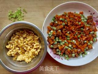 五彩蛋炒饭的做法步骤:4