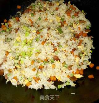 五彩蛋炒饭的做法步骤:6