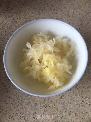 银耳红枣枸杞蒸雪燕的做法步骤:2