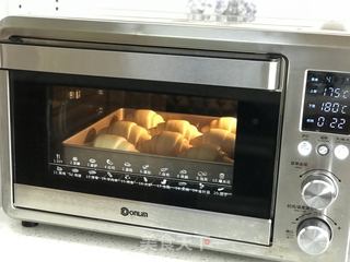 牛奶胚芽面包卷的做法步骤:15