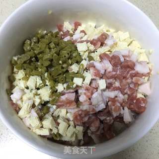 酸豆角肉丁中号小笼包的做法步骤:2