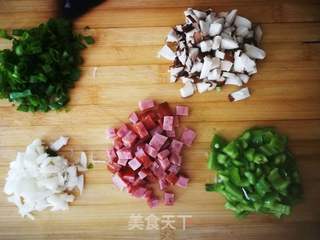 #夏季懒人餐#~酱油蛋炒饭的做法步骤:2