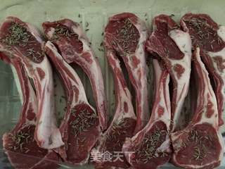 锡纸烤羊排的做法步骤：1
