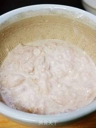 酥炸蒜香柠檬胡椒鸡的做法步骤:2