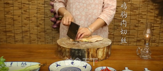 潮音潮人：潮汕沙茶酱炒鸡丝的做法步骤：1