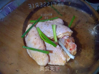 避风塘鸡翅的做法步骤:2