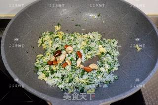 菠菜果仁炒饭的做法步骤：10