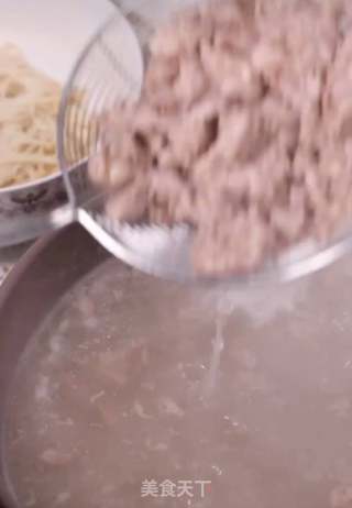 酸汤肥牛的做法步骤：1