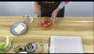 在家自做咸蛋黄鲜肉馄饨的做法步骤:2