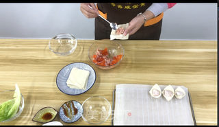 在家自做咸蛋黄鲜肉馄饨的做法步骤:3